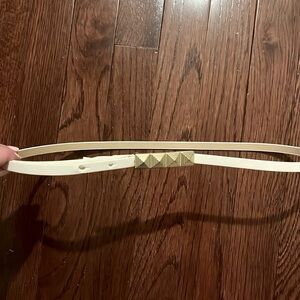 White skinny belt with gold clasp. Size 12